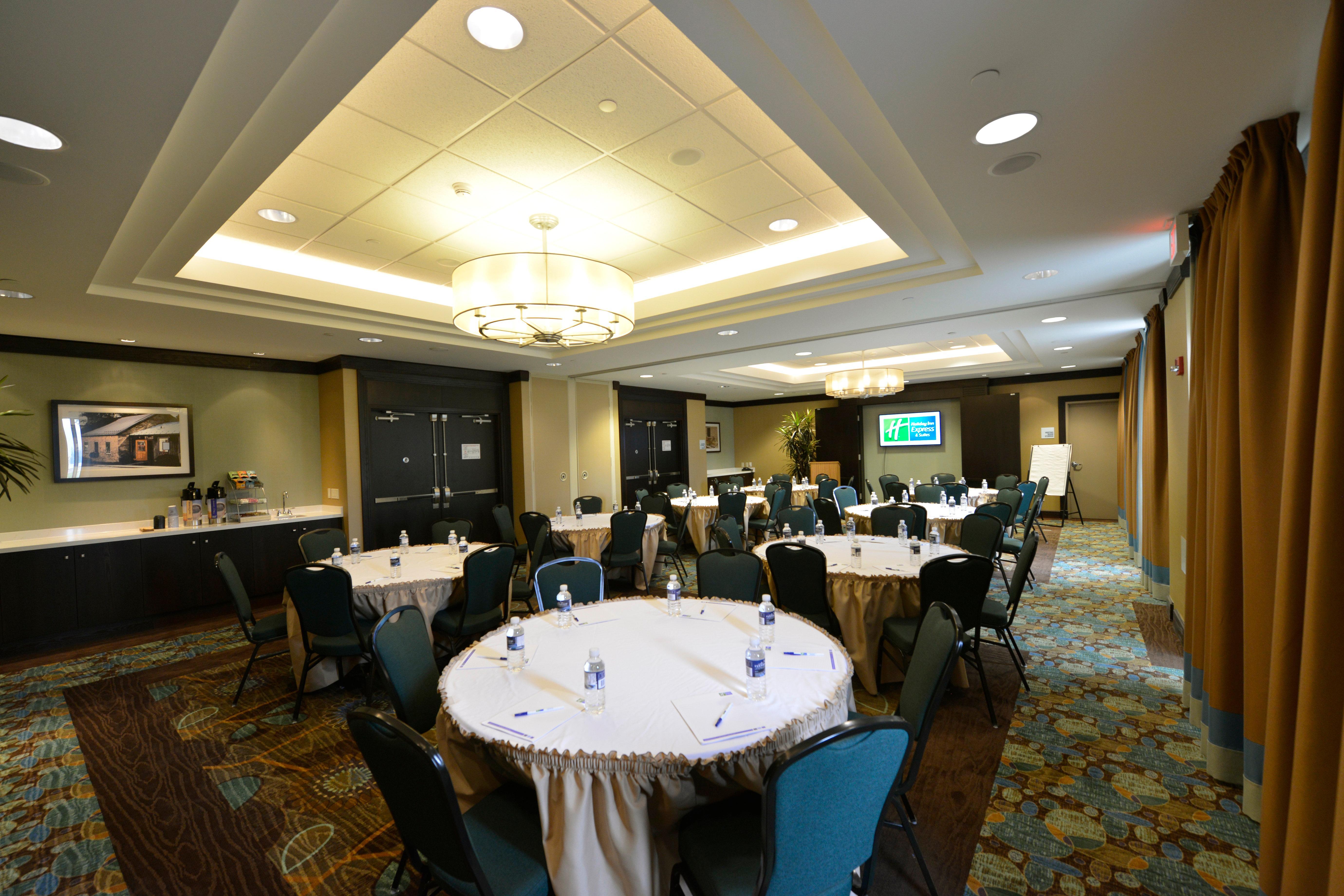 Holiday Inn Express Hotel & Suites Waterloo - St. Jacobs Area By Ihg Exterior photo